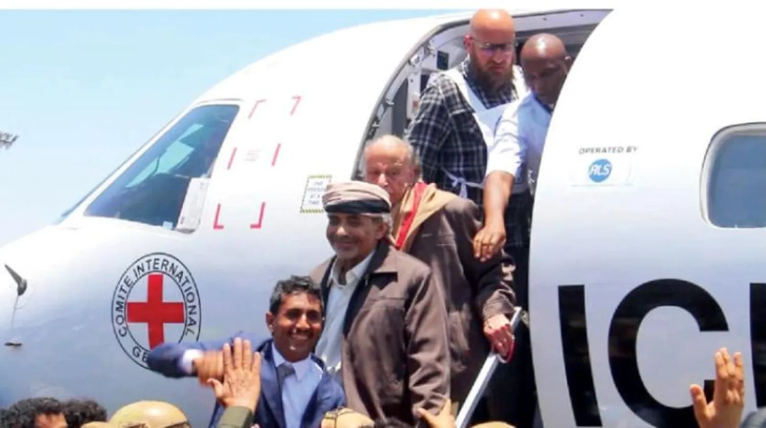 "الشرق الاوسط" کی خصوصی ویڈیو کا اسکرین شاٹ جس میں محمود الصبیحی اور ناصر ہادی کی کل عدن آمد کو دکھایا گیا ہے (تصویر: علی جعبور)
