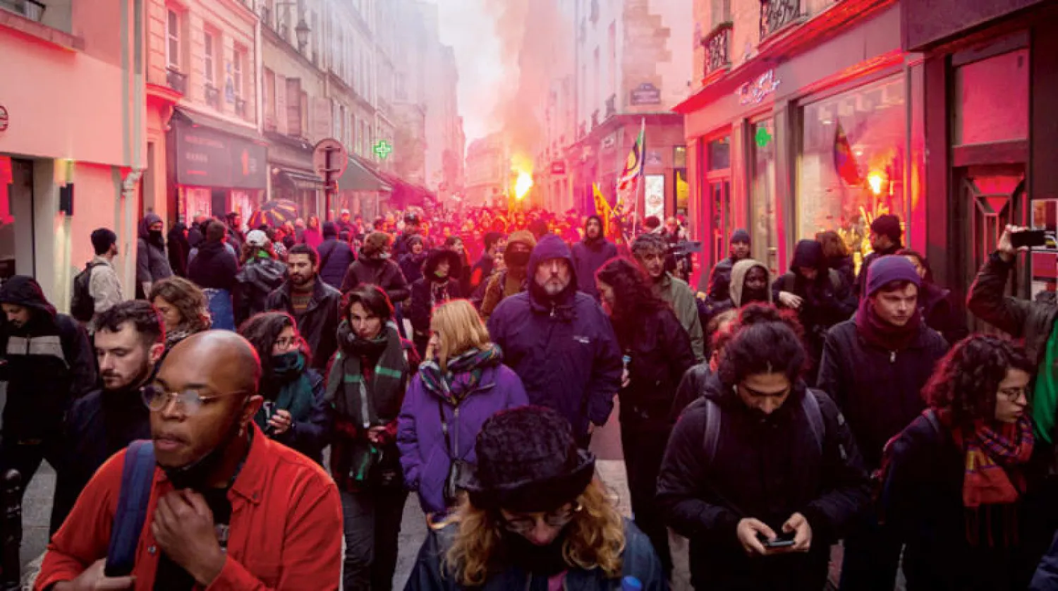 متظاهرون يحتجون ضد إقرار قانون إصلاح التقاعد في باريس مساء الجمعة (د.ب.أ)