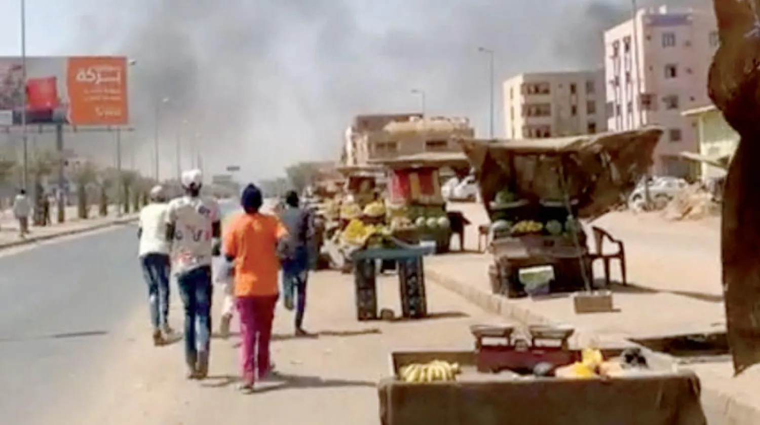 لقطة من شريط فيديو خلال المواجهات بين الجيش السوداني وقوات «الدعم السريع» في الخرطوم أمس (رويترز)