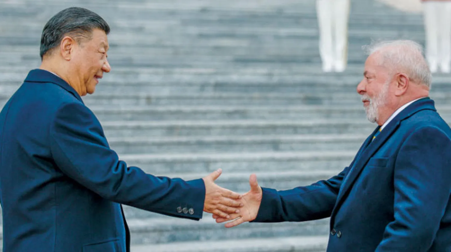 شكّلت زيارة لولا (يمين) للصين فرصة له لاتهام واشنطن بإطالة أمد الحرب بعد اتهامات الغرب لشي بأنه متواطئ مع بوتين (أ.ف.ب)