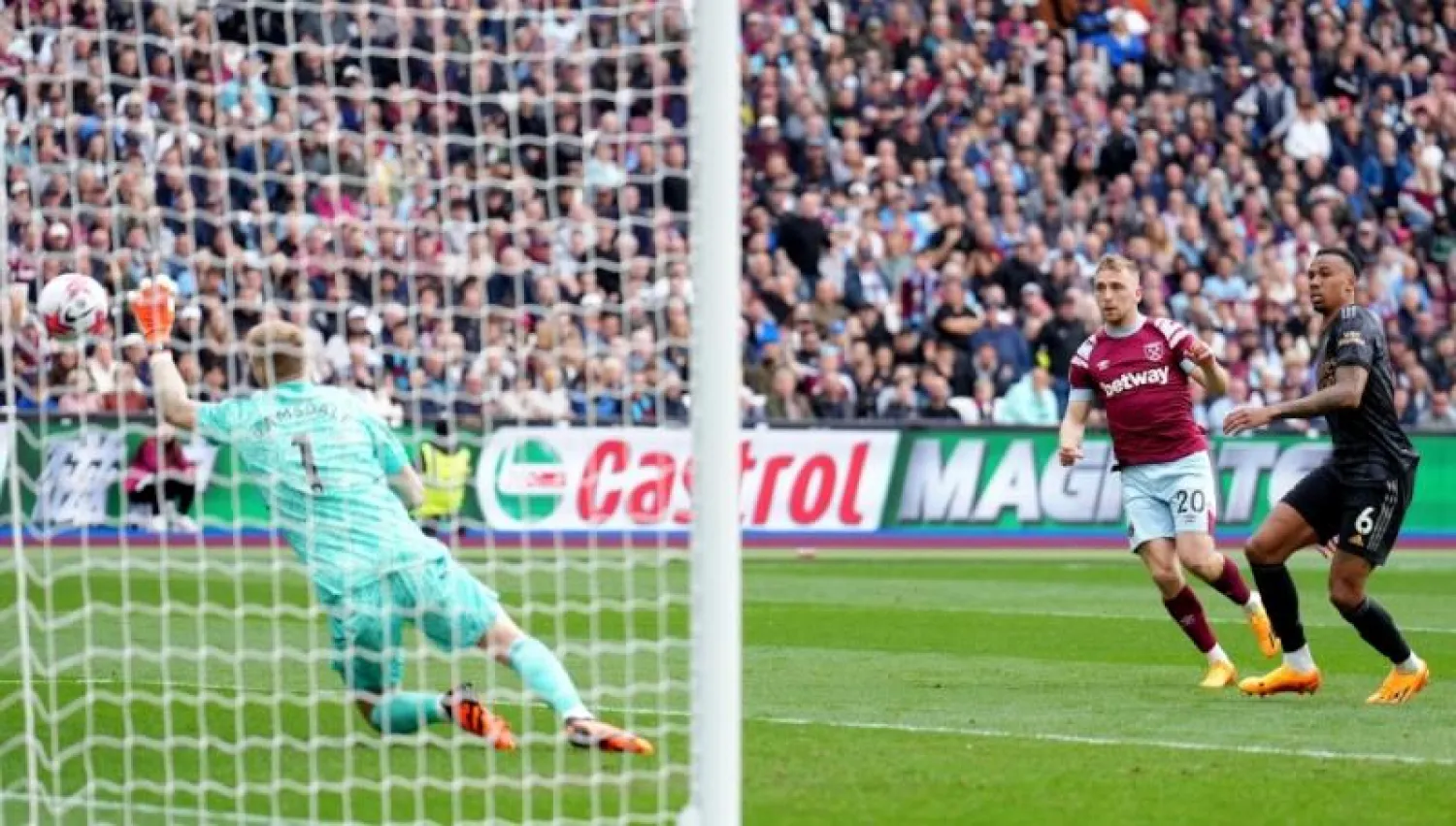 بوين مهاجم وستهام (يسار) يسدد نحو مرمى آرسنال مسجلاً هدف التعادل الثمين (د.ب.أ)