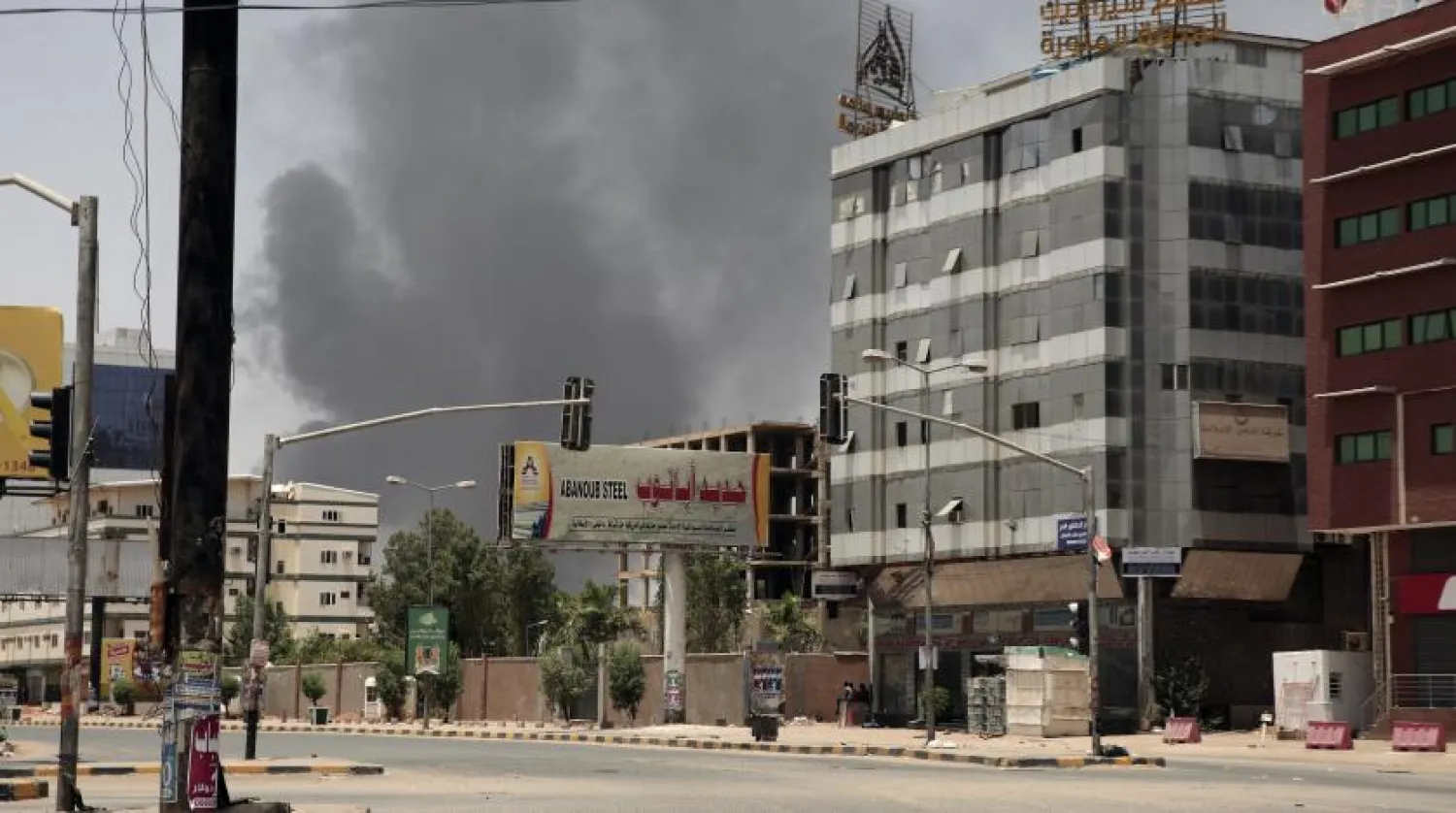 Sudan’ın başkentinde devam eden çatışmaların sırasında Hartum’da dumanlar yükseliyor (AP)