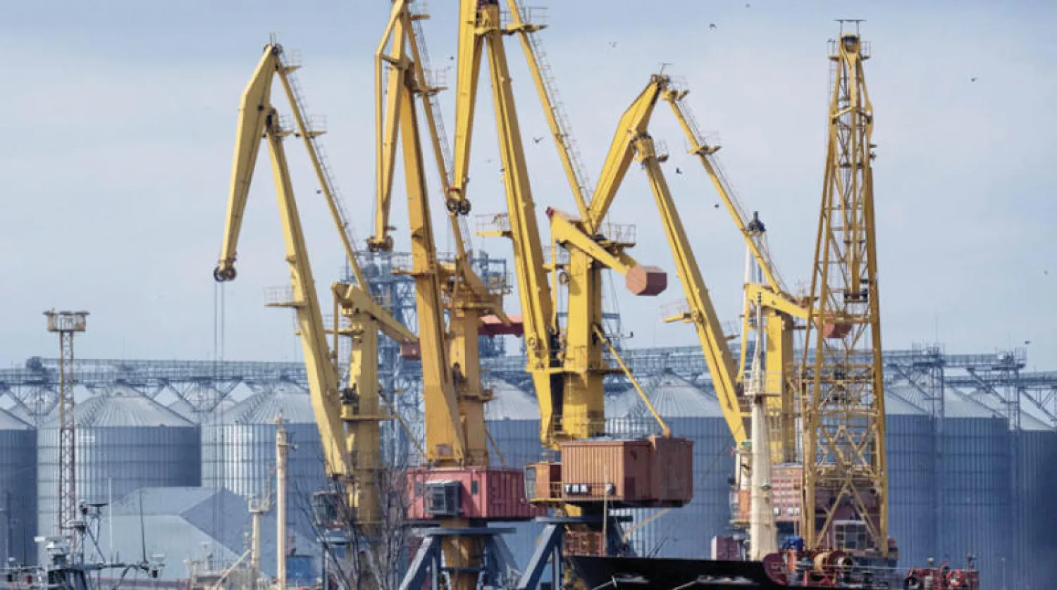 رافعات في محطة شحن الغلال في ميناء أوديسا الأوكراني (أ.ف.ب)