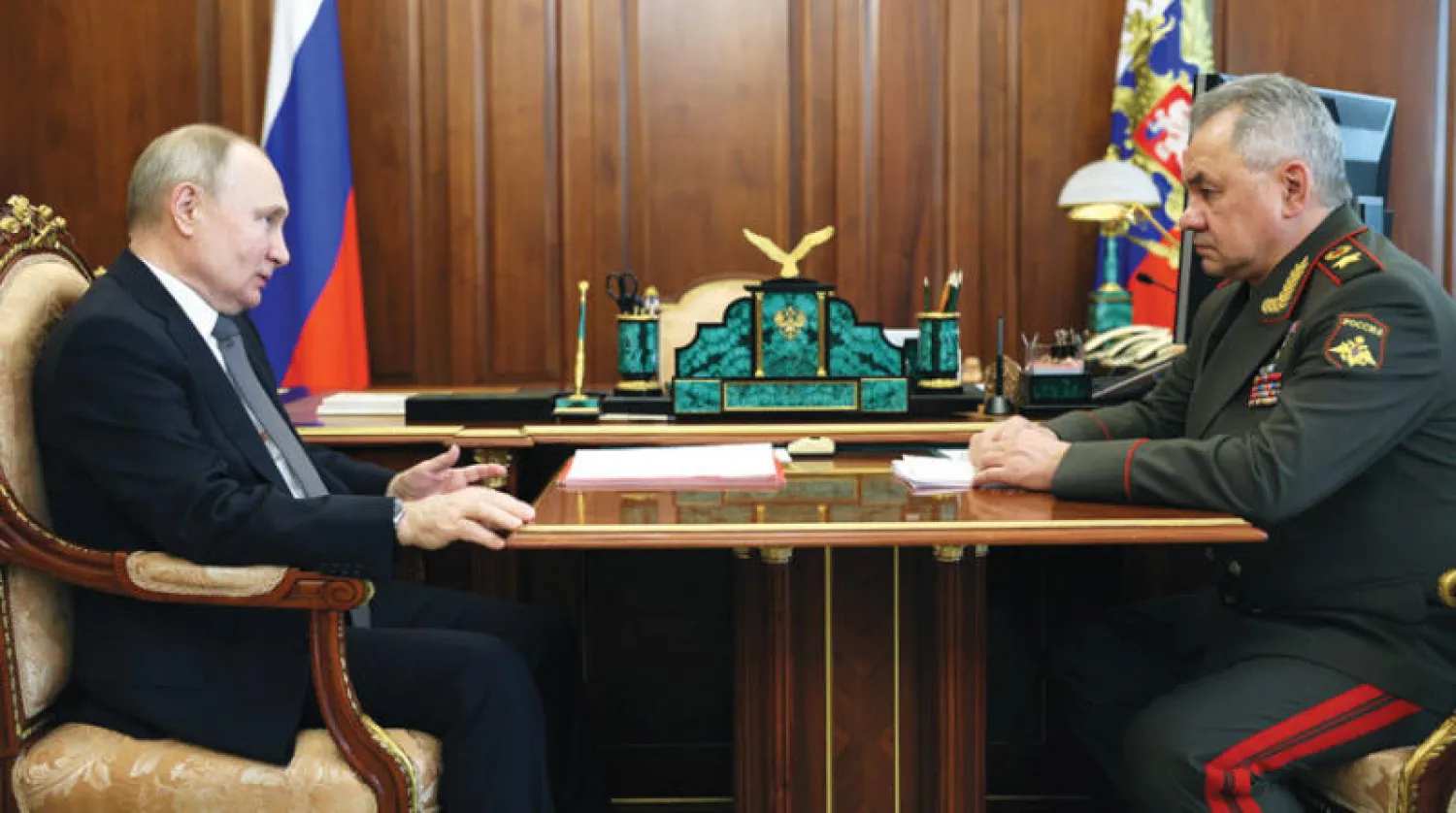 بوتين لدى اجتماعه مع شويغو في الكرملين أمس (أ.ب)