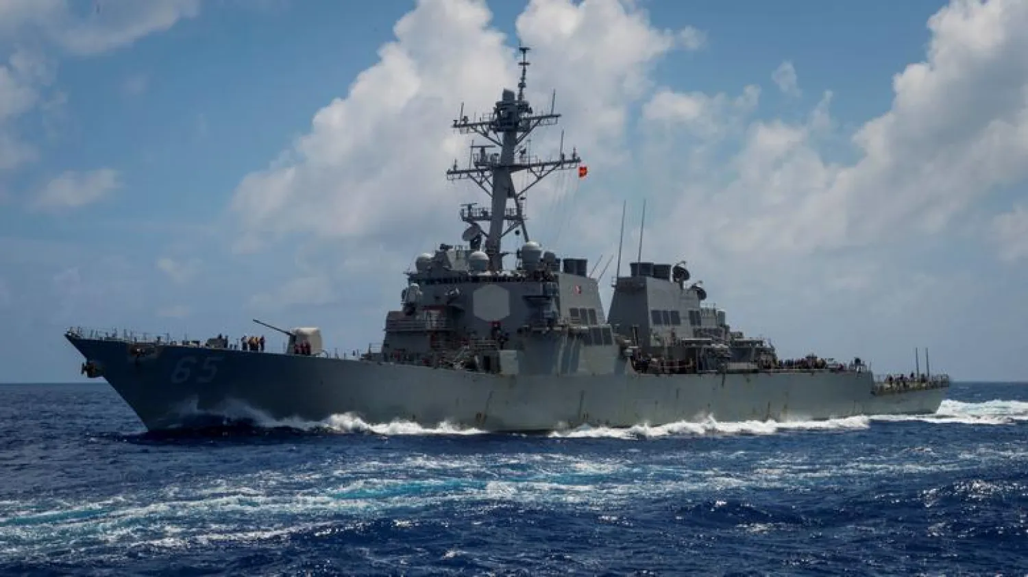 The Arleigh Burke-class guided-missile destroyer USS Benfold, forward-deployed to the US 7th Fleet in the Indo-Pacific region, transits the Philippine Sea, June 14, 2018. Sarah Myers/US Navy/Handout via REUTERS