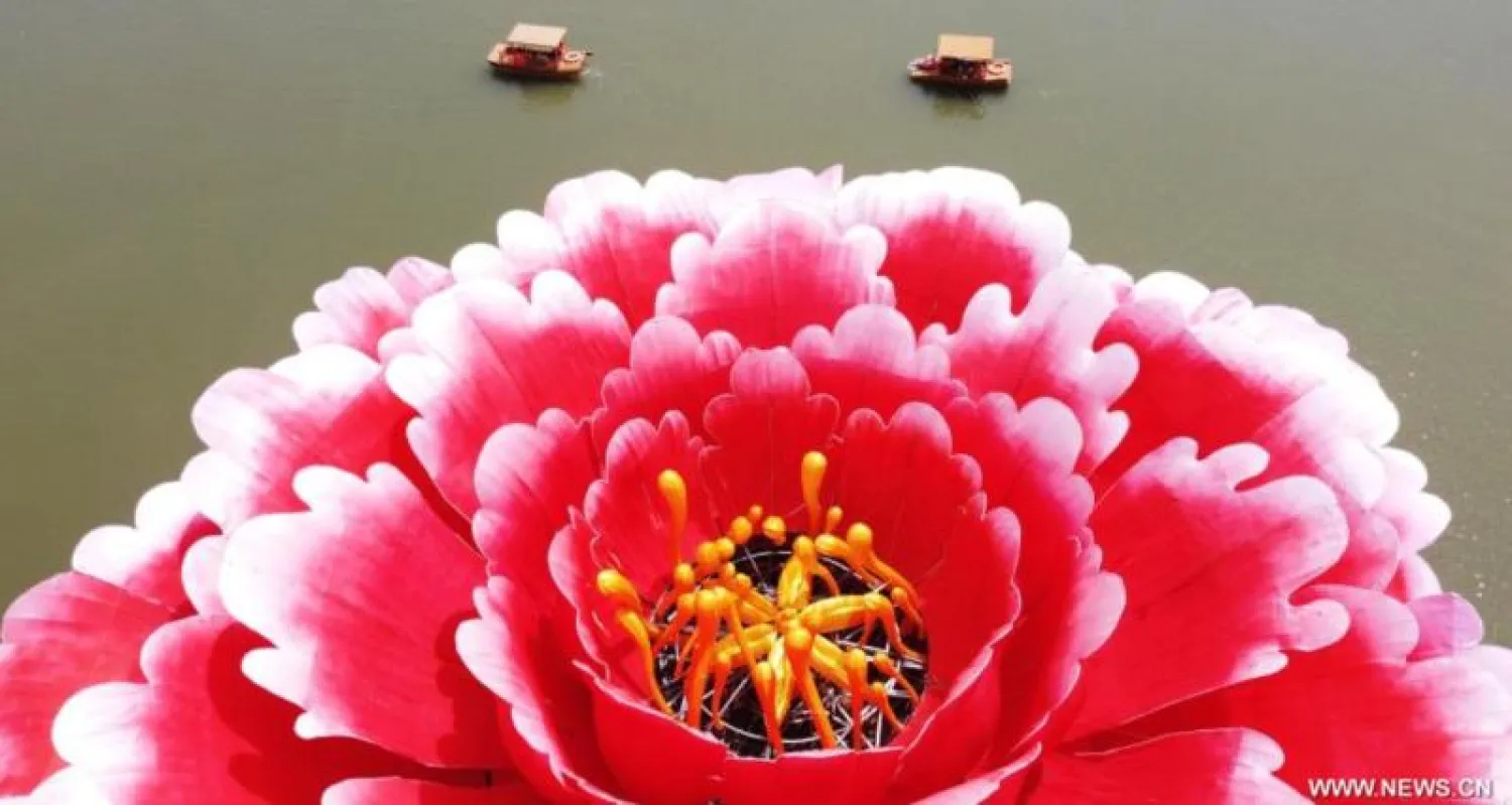 زهرة صناعية عملاقة تزيّن حديقة نباتية وسط الصين