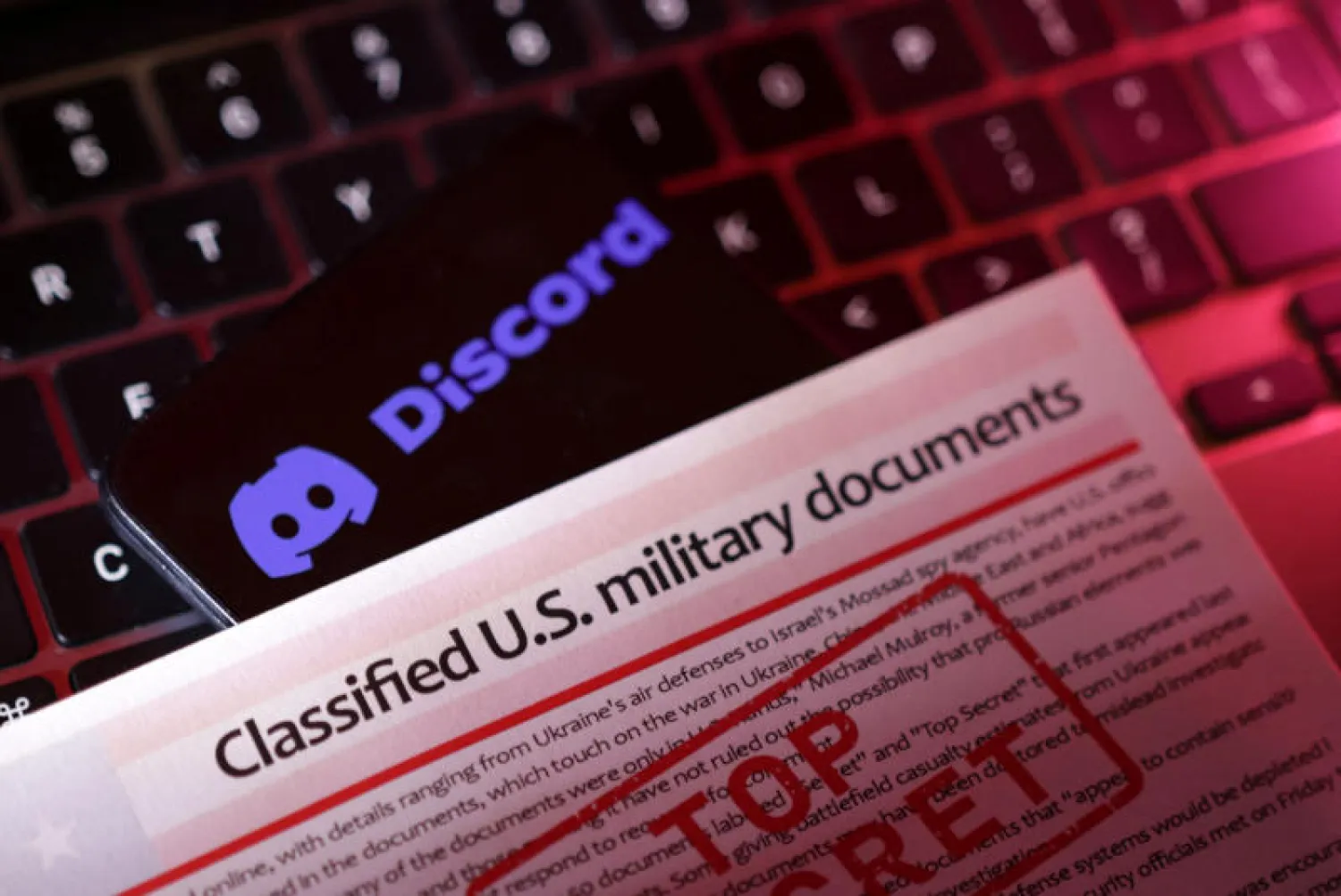 تم تداول مجموعة من وثائق البنتاغون السرية على الإنترنت لأسابيع بعد نشرها في مجموعة على تطبيق «ديسكورد» (رويترز)