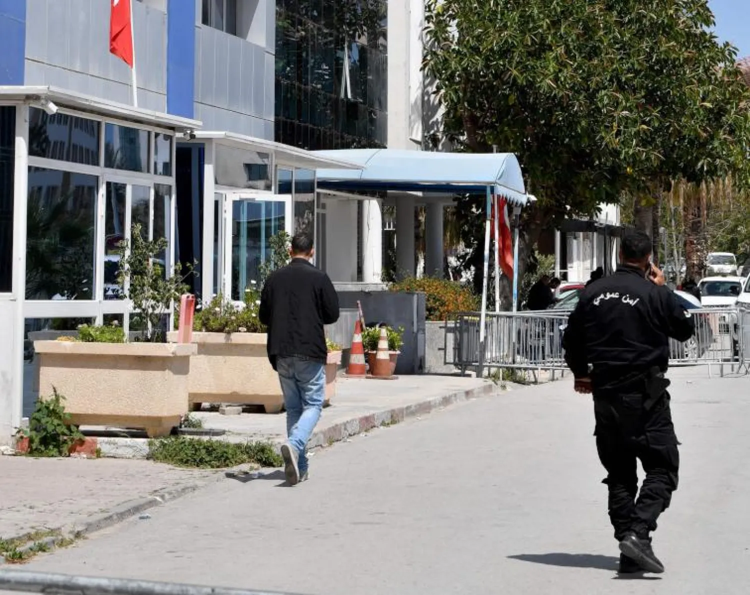 رجلا أمن أمام المقر الرئيسي لحركة «النهضة» في العاصمة تونس بعد إغلاقه (أ.ف.ب)