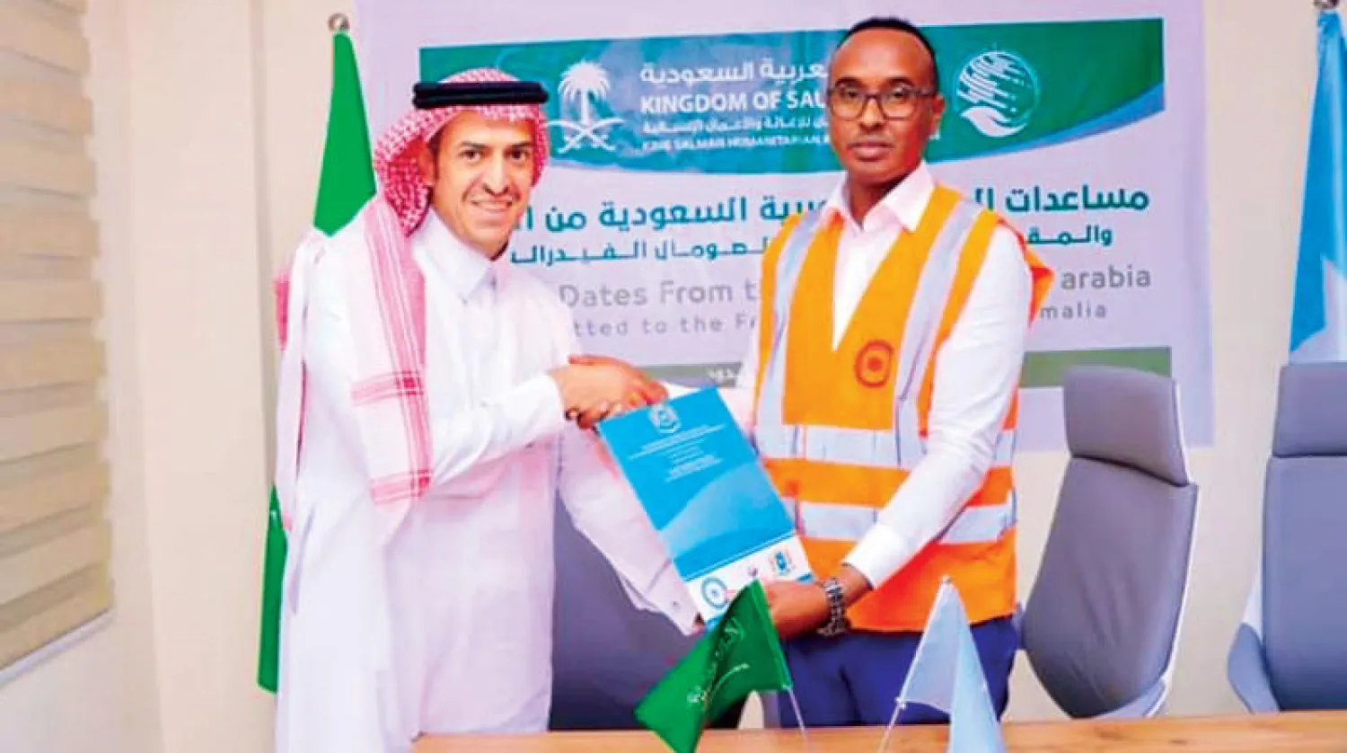 صورة وزعتها «وكالة الصومال الرسمية» لتسليم مساعدات سعودية في مقديشو