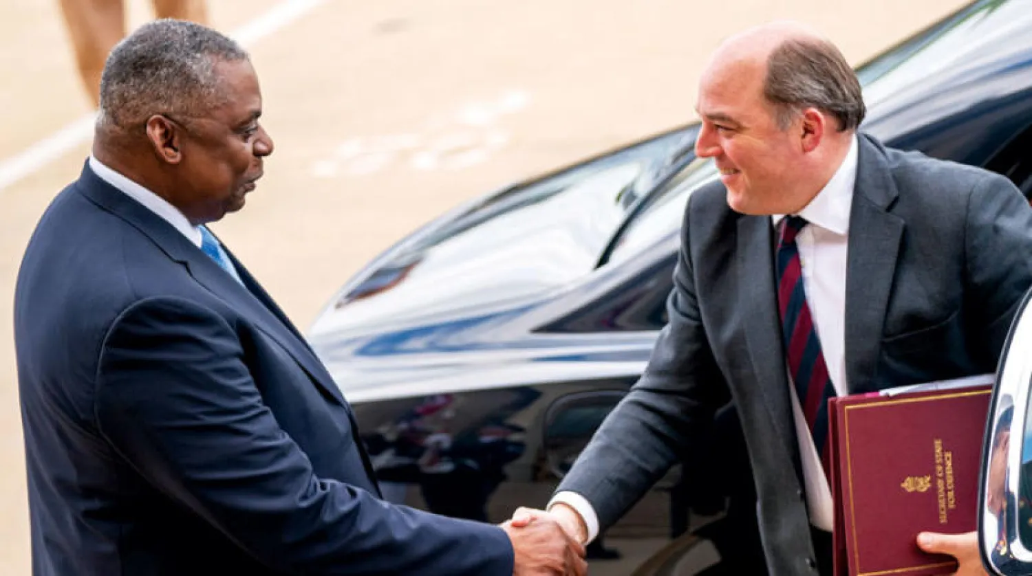 وزير الدفاع الأميركي لويد أوستن يرحب بنظيره البريطاني بن والاس في البنتاغون أول من أمس (إ.ب.أ)