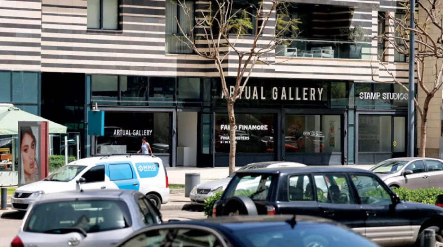 صالة العرض «أرتيوال غاليري» في بيروت التي تملكها هند أحمد ابنة ناظم أحمد الذي تتهمه واشنطن ولندن بتمويل «حزب الله» (أ.ف.ب)