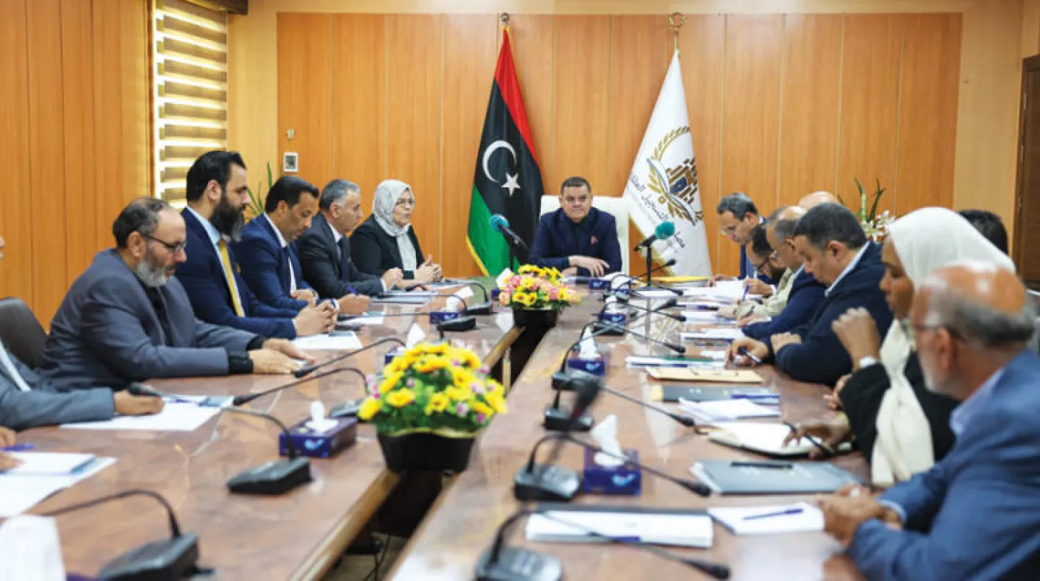 صورة وزعتها حكومة الدبيبة أثناء ترؤسه اجتماعاً في طرابلس