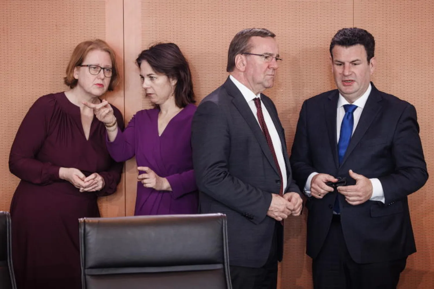 بيستوريوس مع باوس وبيربوك وهيل (إ.ب.أ)