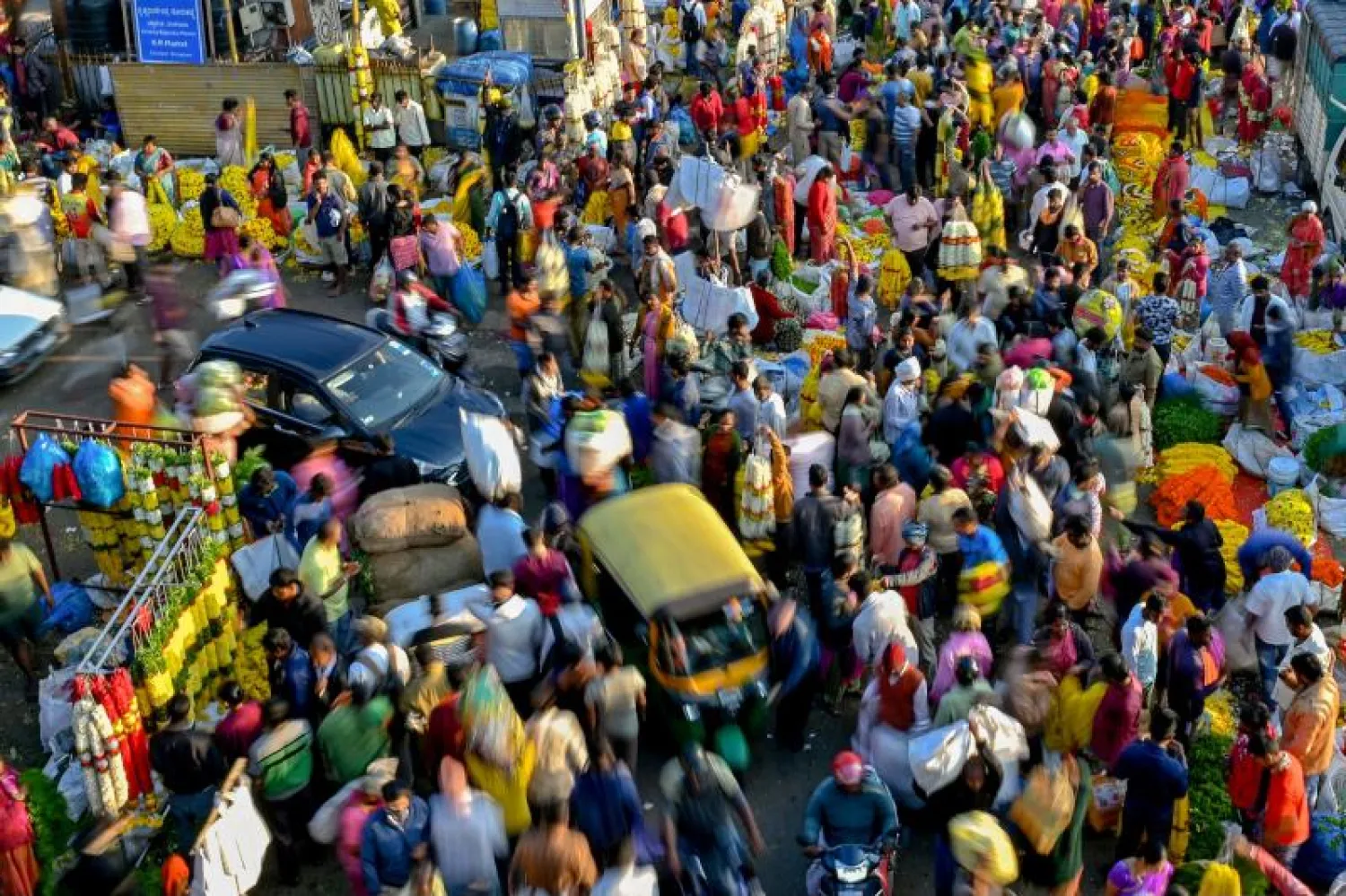 إحدى الأسواق في بنغالور الهندية (أ.ف.ب)