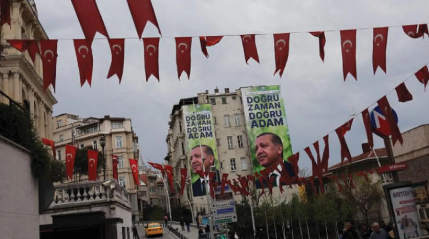 İstanbul’da Cumhurbaşkanı Recep Tayyip Erdoğan için asılan seçim pankartları ve Türk bayrakları (Reuters)