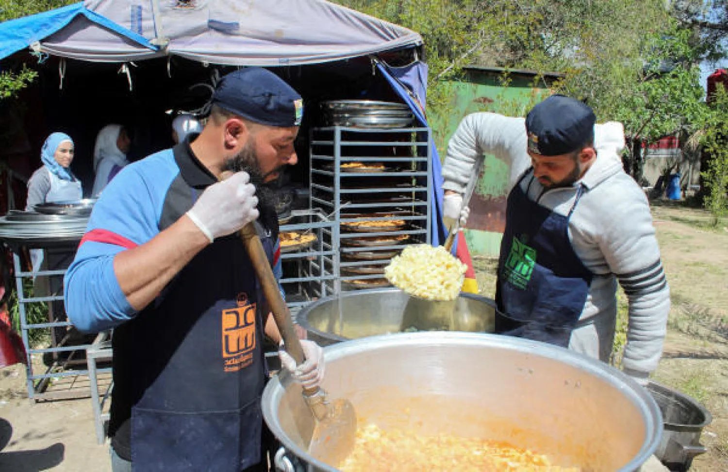 متطوعون يحضّرون الطعام لعائلات محتاجة في دمشق بسوريا في 2 أبريل الحالي (رويترز)