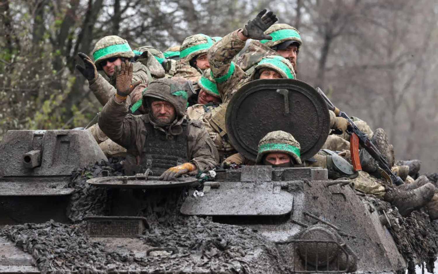 جنود أوكرانيون يشاركون بمعارك عنيفة بالقرب من باخموت (رويترز)