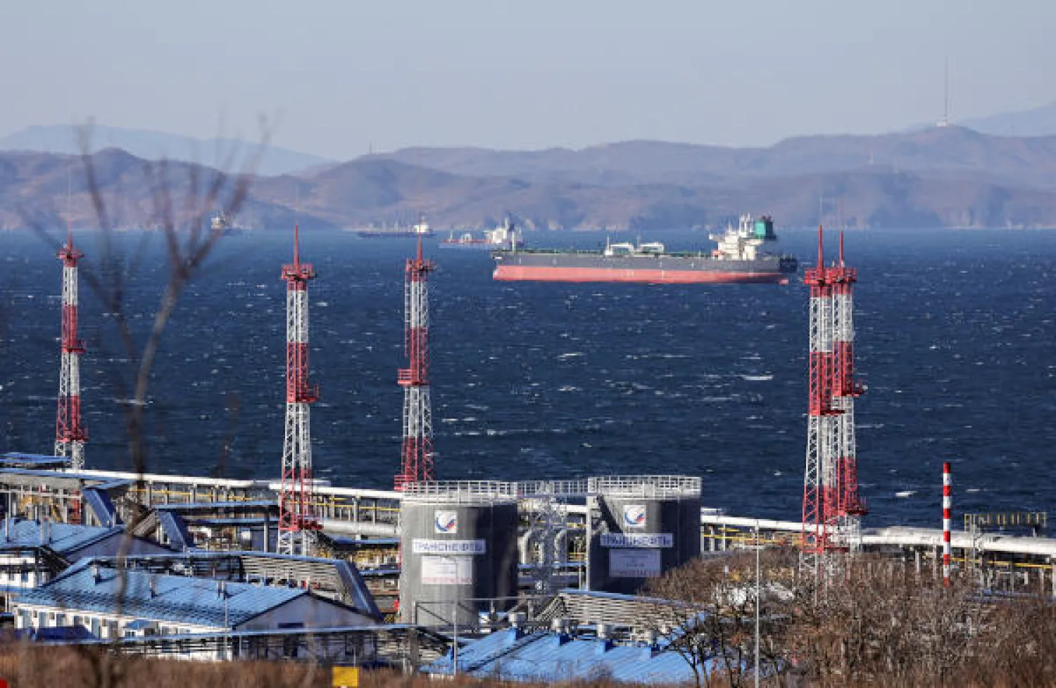 ناقلة نفط خام في ميناء مدينة ناخودكا الروسية في 4 ديسمبر 2022 (رويترز)