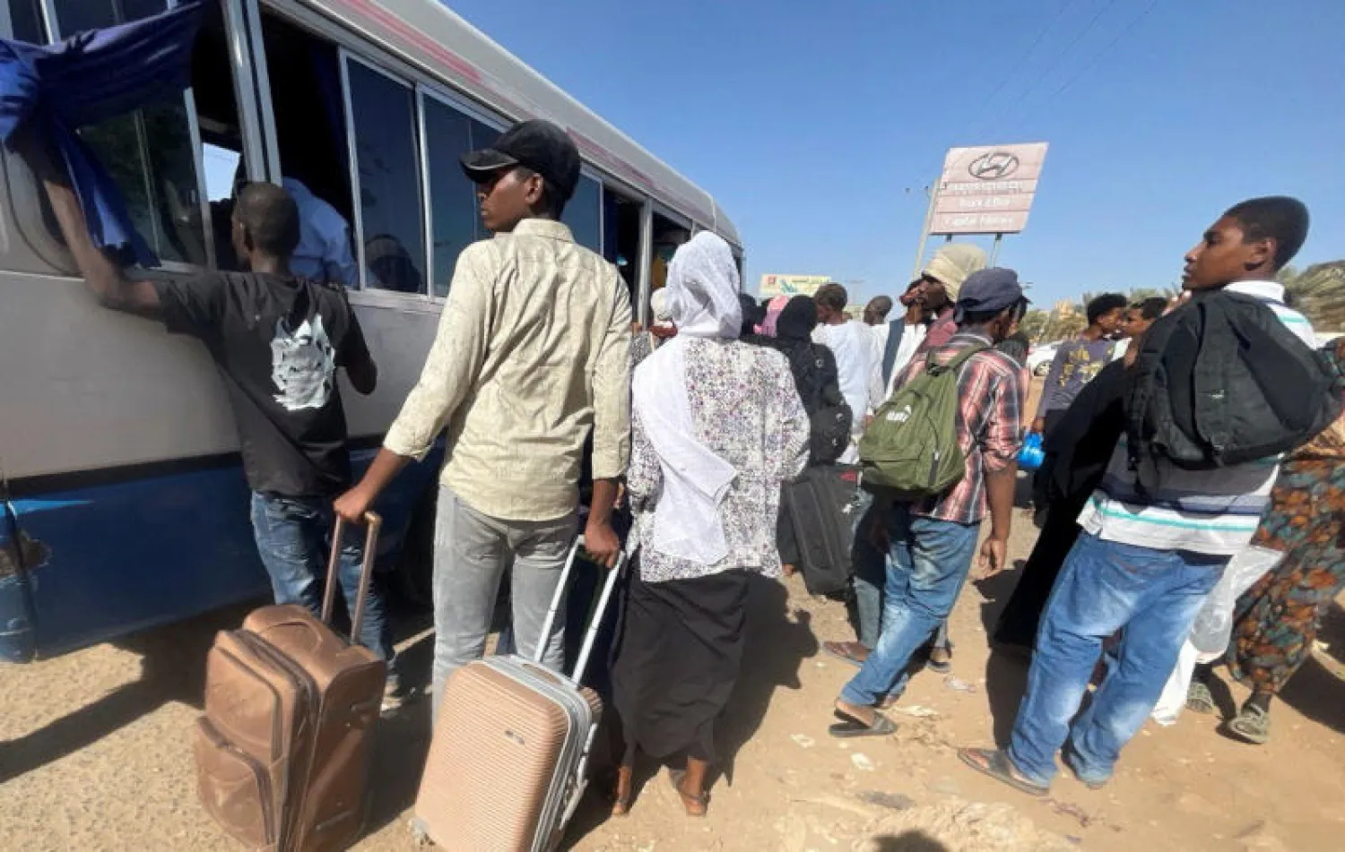 أشخاص يتجمعون في إحدى المحطات للفرار من الخرطوم وسط المعارك (رويترز)