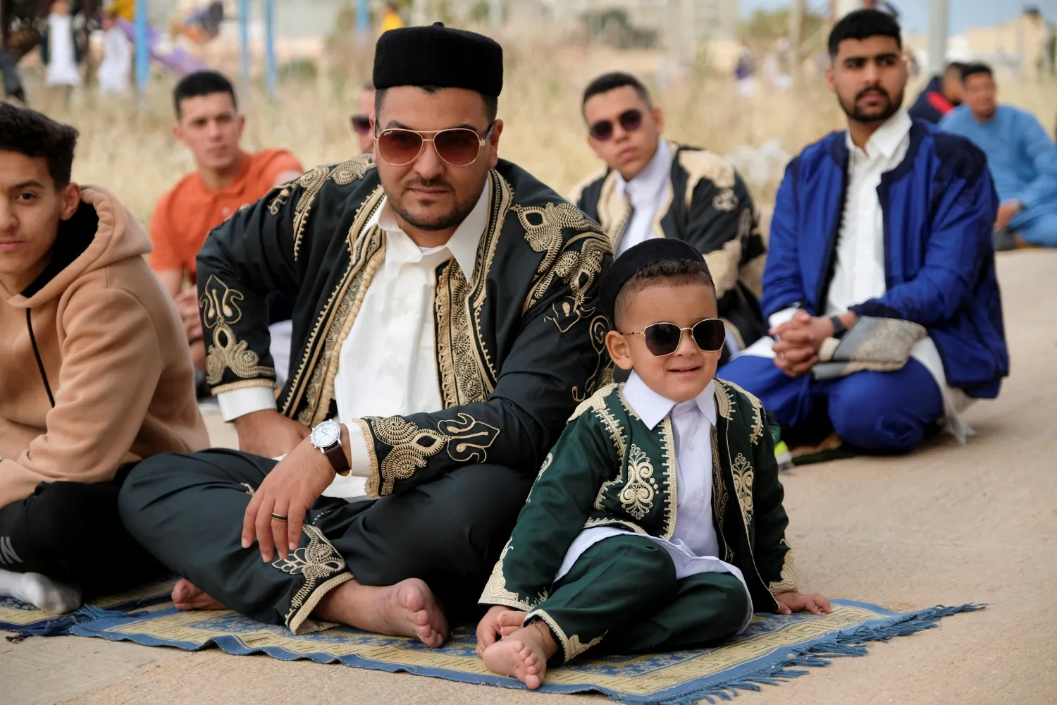 مواطنون يحضرون صلاة العيد في بنغازي بليبيا (رويترز)