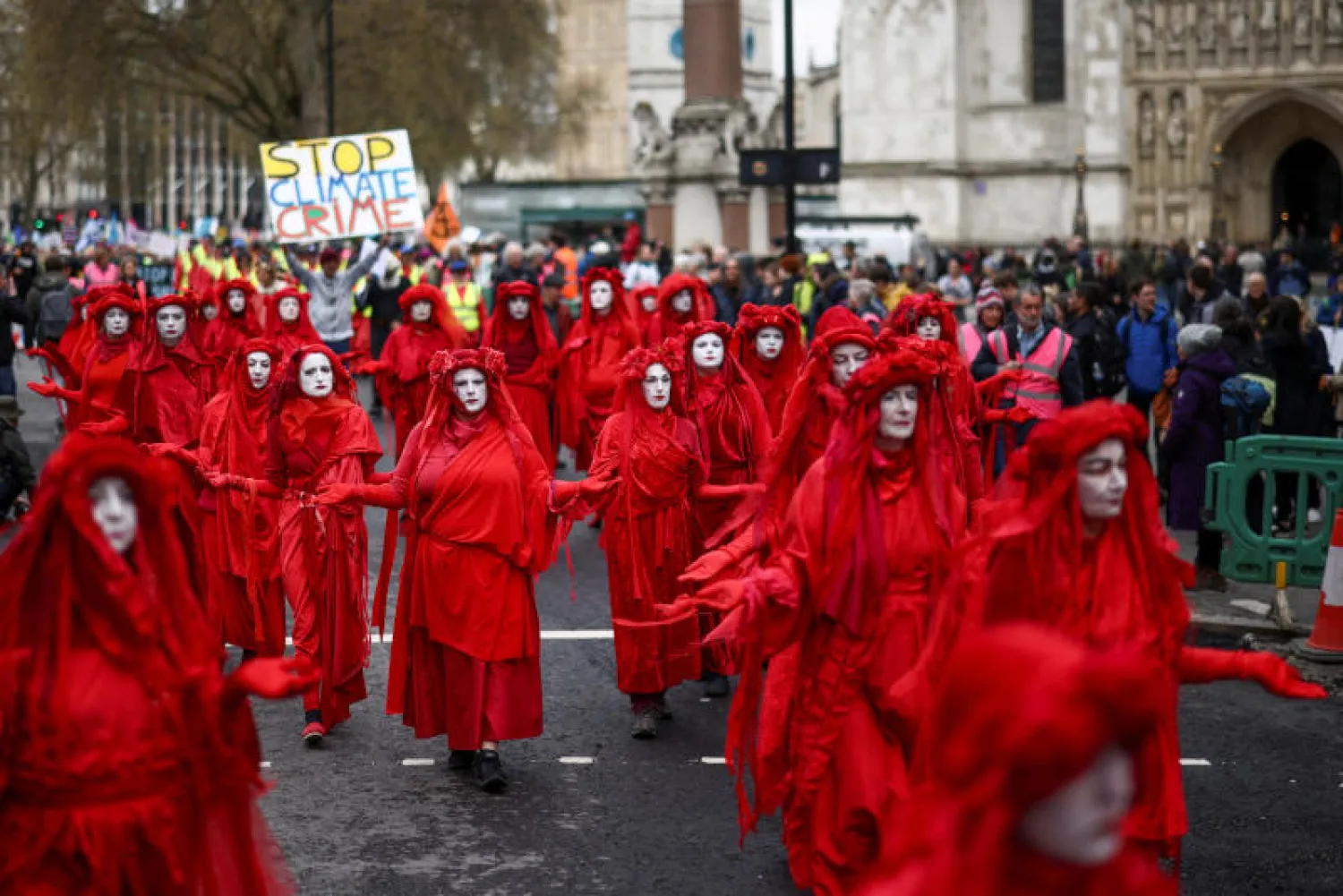 ناشطات من «إكستينكشن ريبيليون» في أحد شوارع لندن (رويترز)