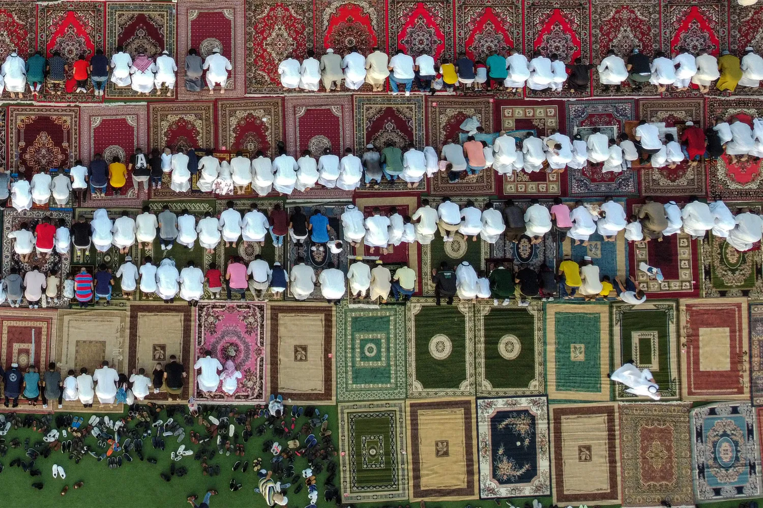 مشهد من أعلى لصلاة العيد في الكويت (أ.ف.ب)