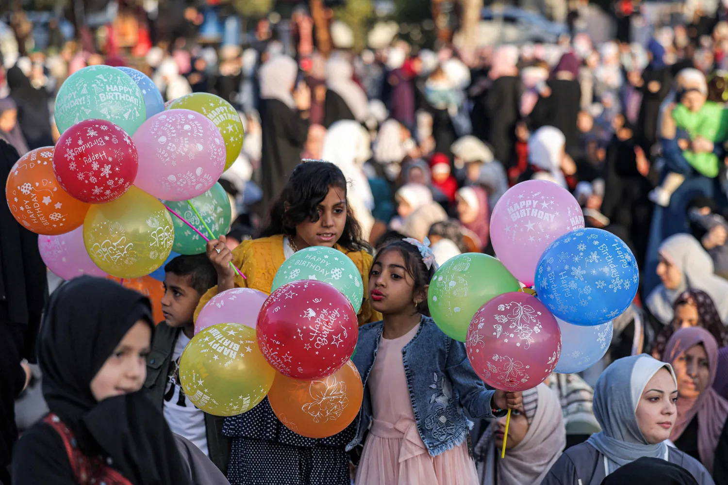 صلاة العيد في خان يونس بالأراضي الفلسطينية (رويترز)