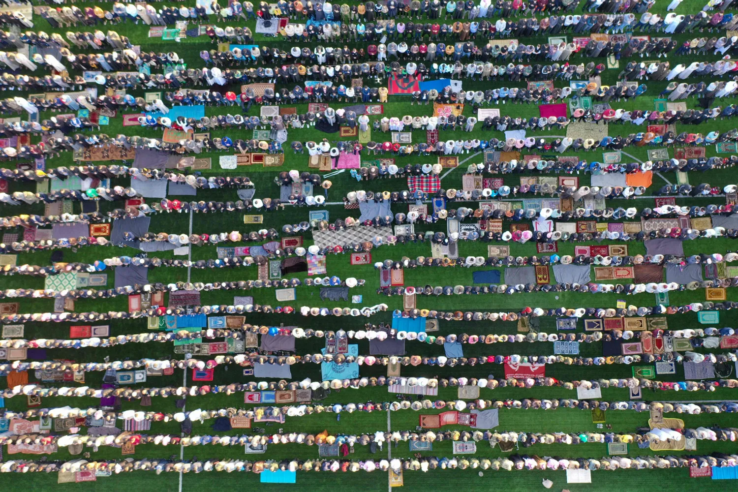 صلاة العيد من إدلب السورية (أ.ف.ب)