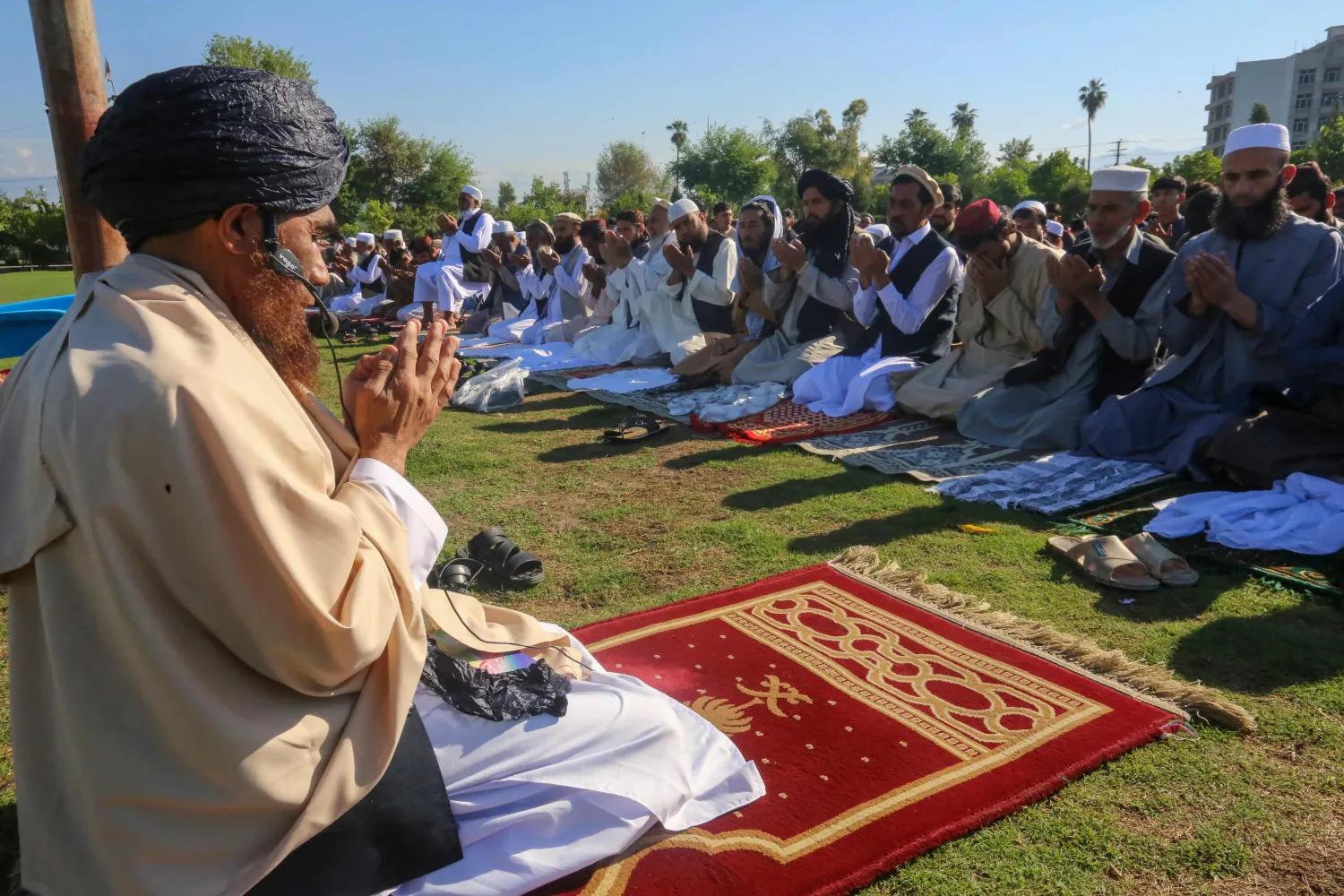 جانب من صلاة العيد في أفغانستان (أ.ف.ب)