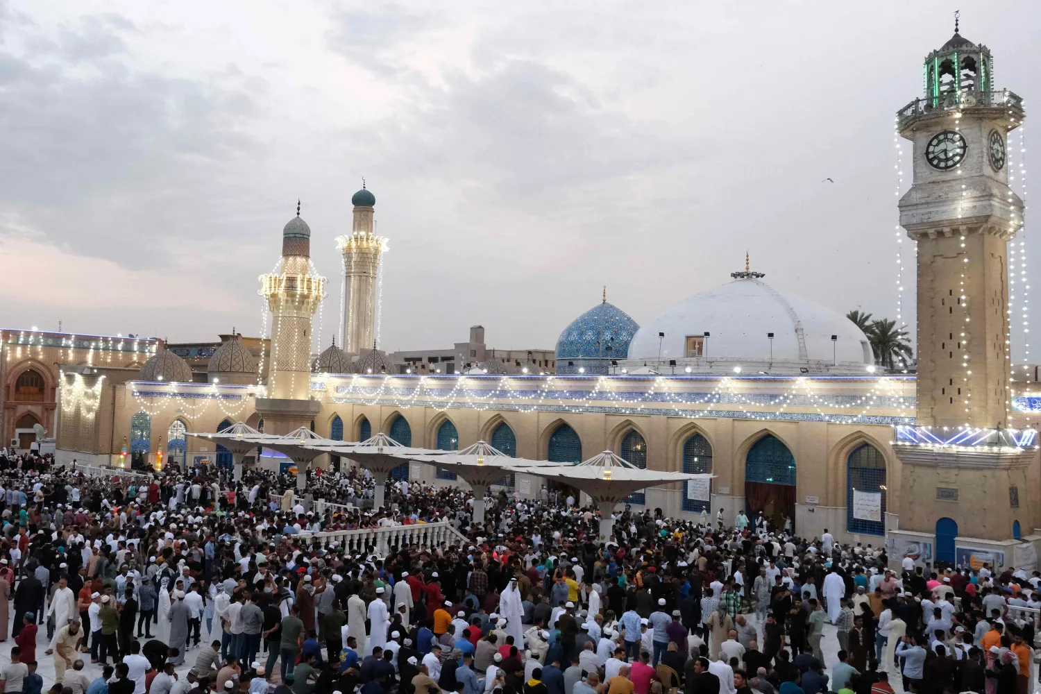 صلاة عيد الفطر من مسجد عبد القادر الكيلاني في بغداد (أ.ف.ب)