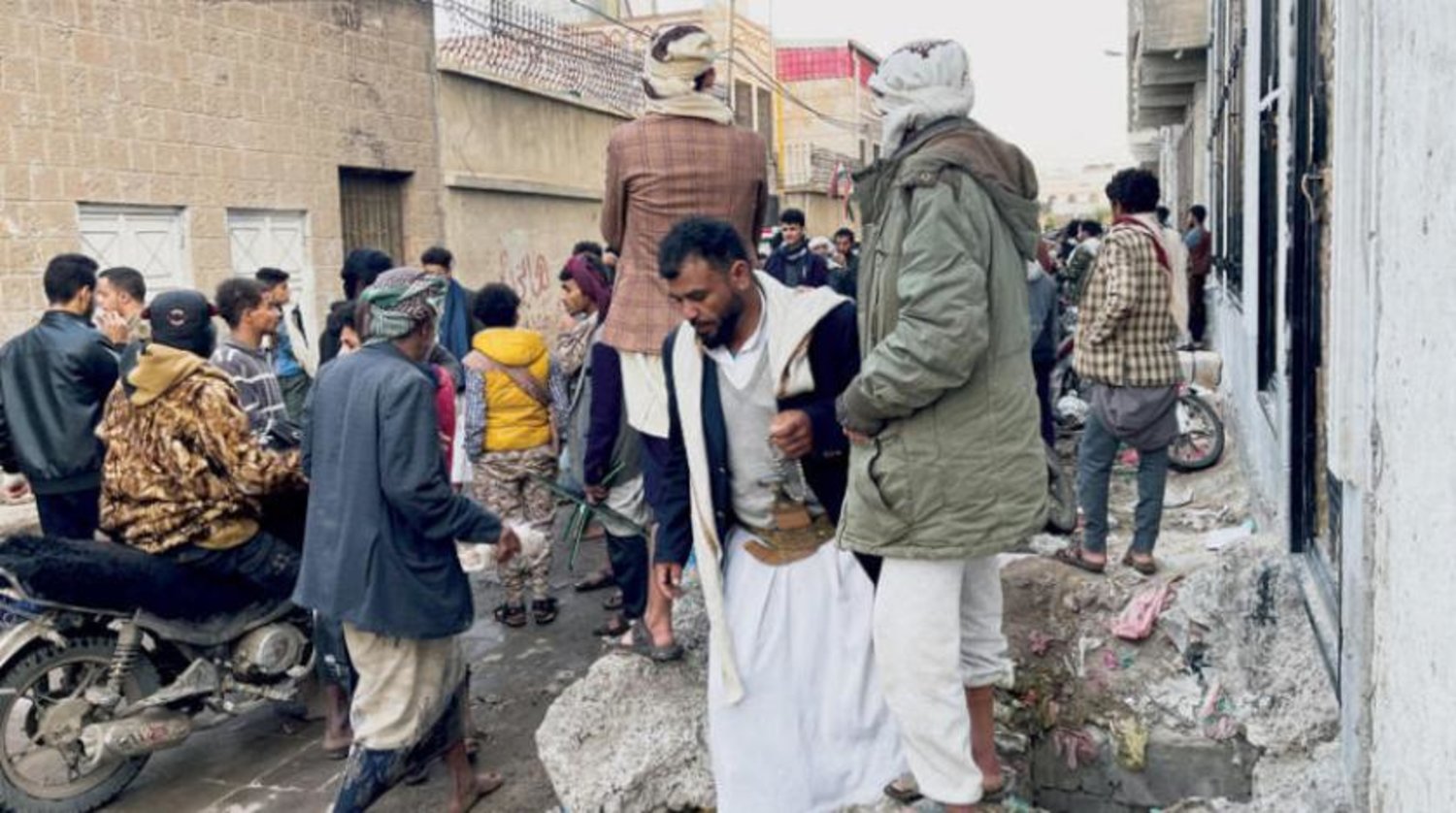 Sana’da yapılan nakdi yardım dağıtımı sırasında izdiham yaşandı