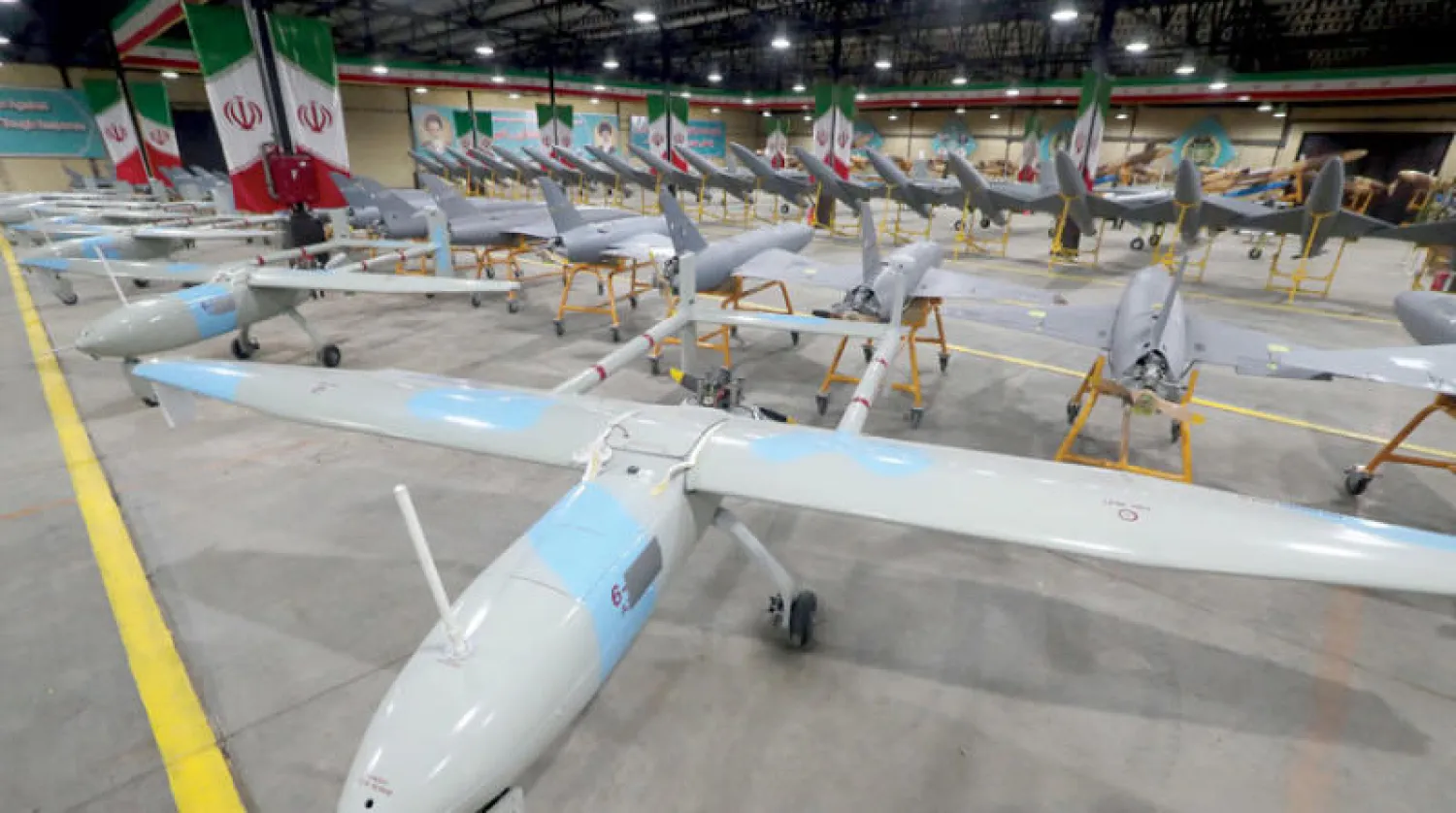 نماذج من مسيرات «أبابيل» و«شاهد» الانتحارية في مستودع للجيش الإيراني بمكان مجهول أول من أمس (إ.ب.أ)