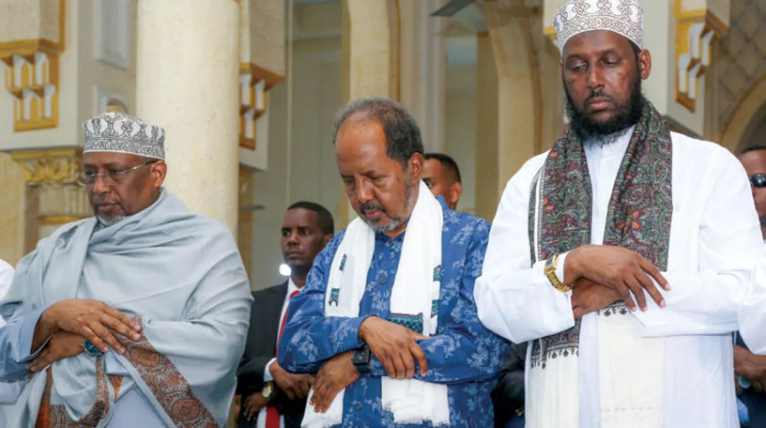 الرئيس حسن شيخ محمود يؤدي صلاة العيد (وكالة الأنباء الصومالية)