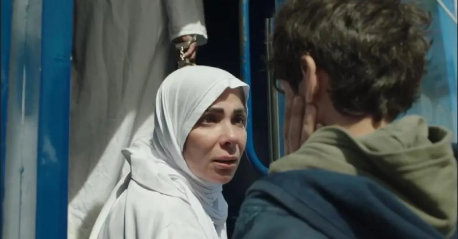 مشهد من مسلسل «تحت الوصاية» من بطولة منى زكي (الشرق الأوسط)