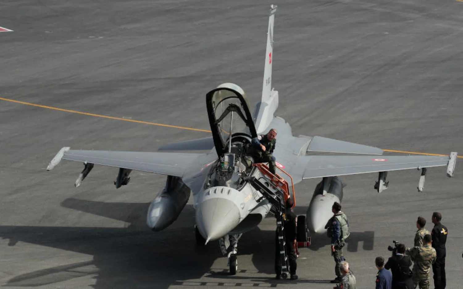 وزير الدفاع التركي خلوصي أكار خلال نزوله من طائرة «إف 16» مقاتلة في تركيا (رويترز)