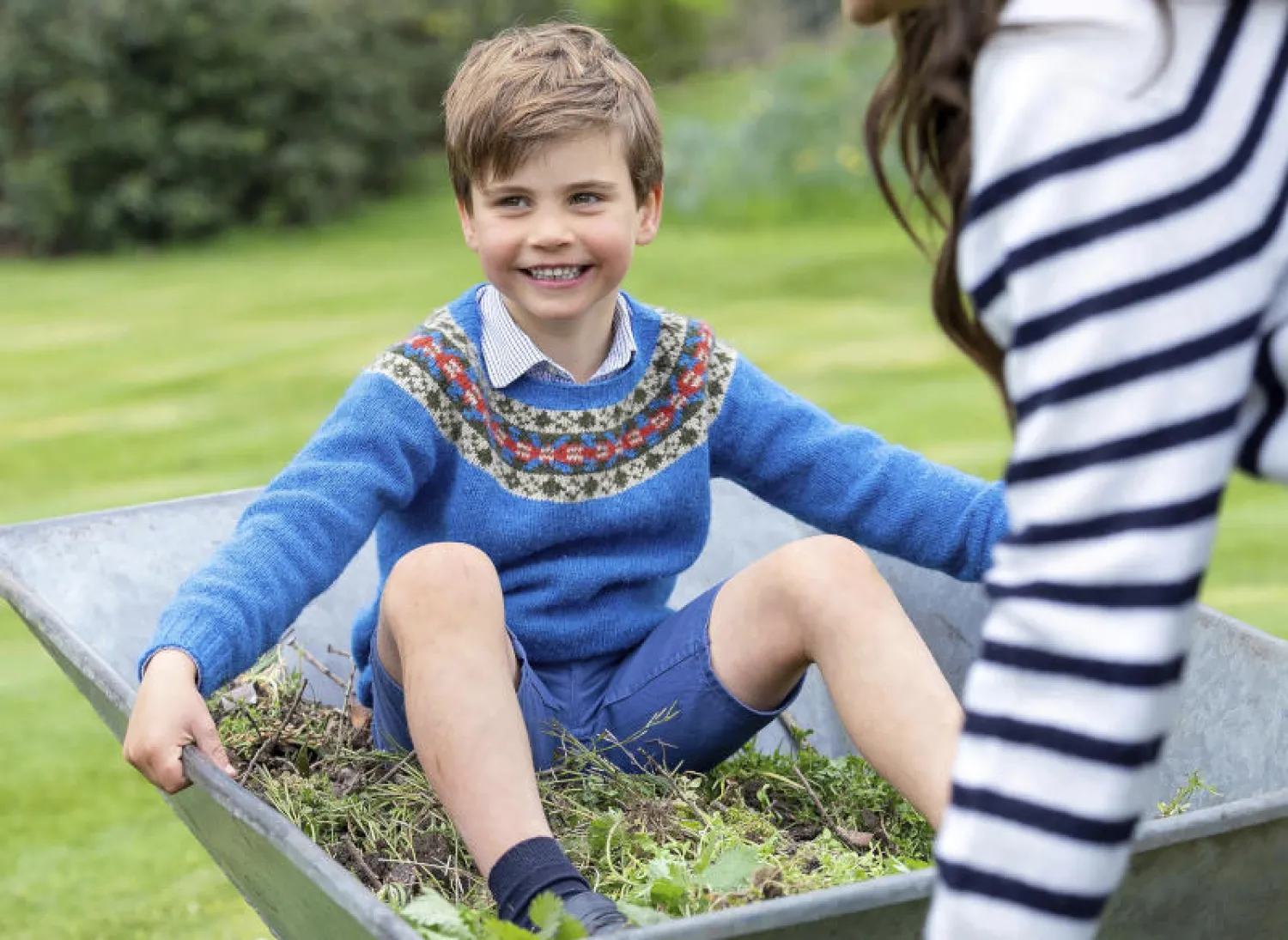 الأمير لويس يظهر في عربة يد تدفعها والدته (أ.ب)