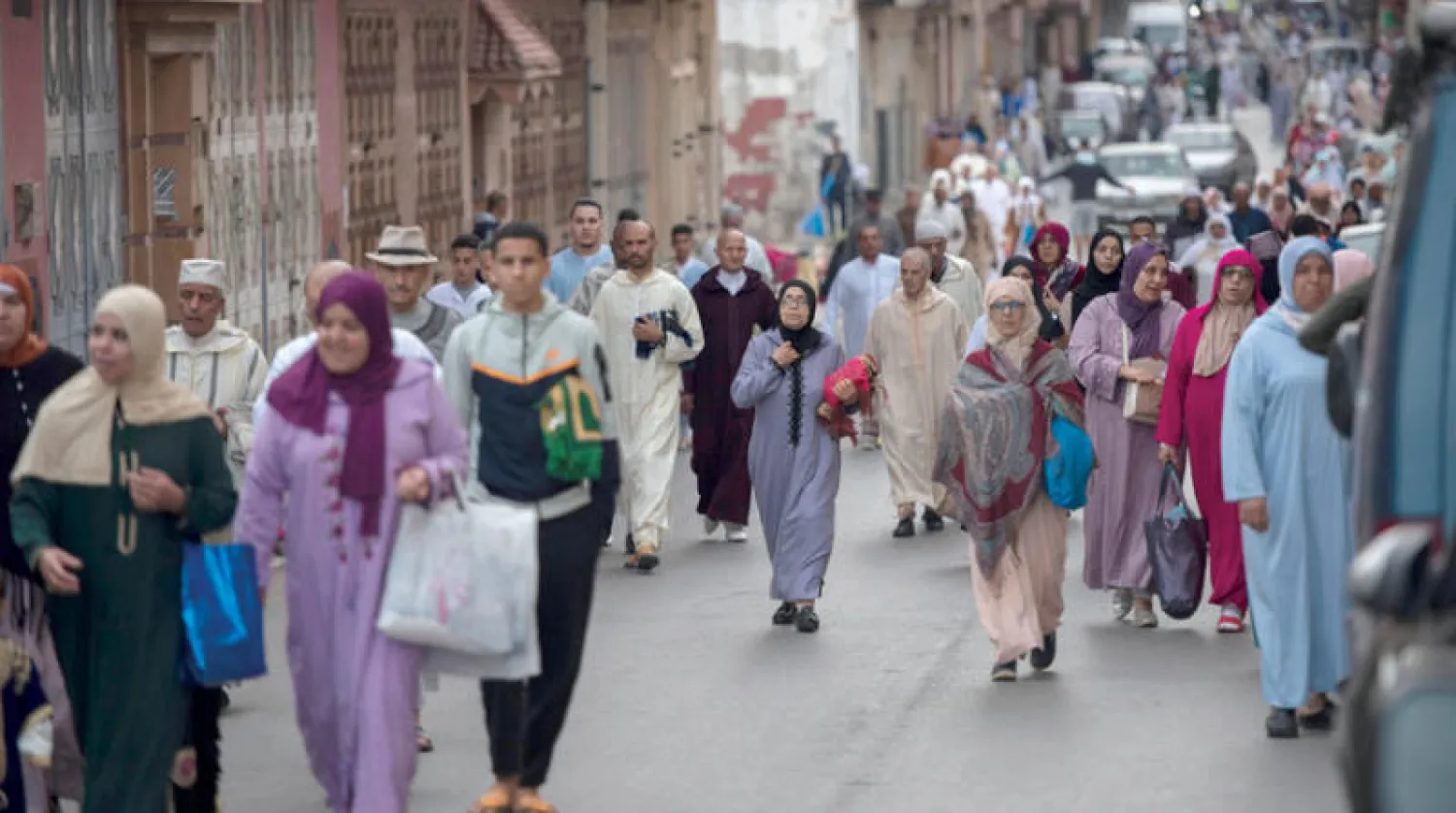 مواطنون يتجهون للمشاركة باحتفالات عيد الفطر في سلا المجاورة للرباط أمس السبت (إ.ب.أ)