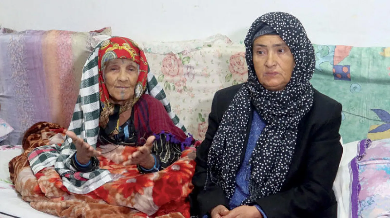 «المسحراتية» التونسية منيرة كيلاني تجلس بجانب أمها في بلدة النفيضة خلال شهر رمضان (رويترز)