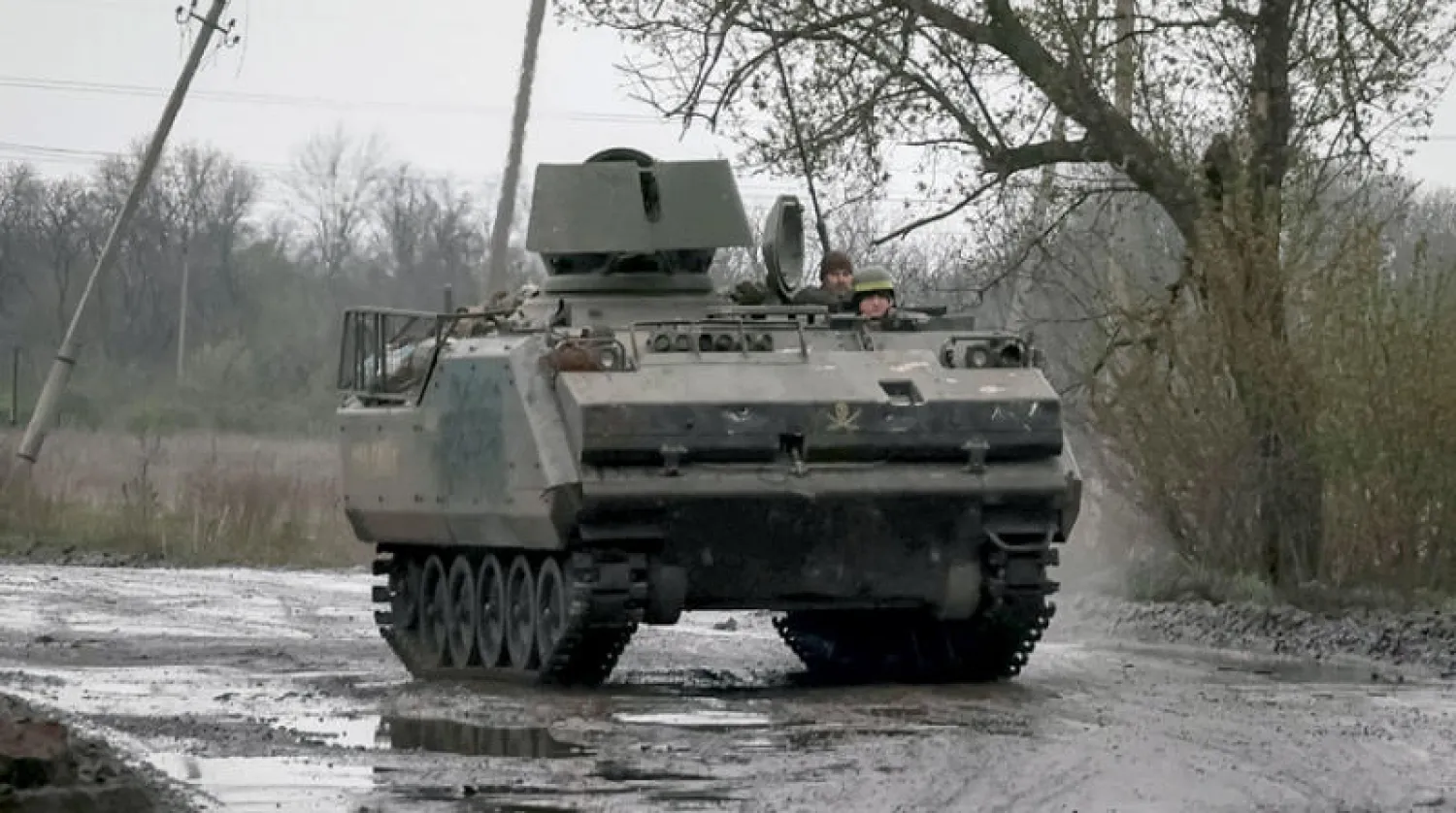 مدرعة أوكرانية في طريقها إلى خط المواجهة بغرب باخموت (رويترز)