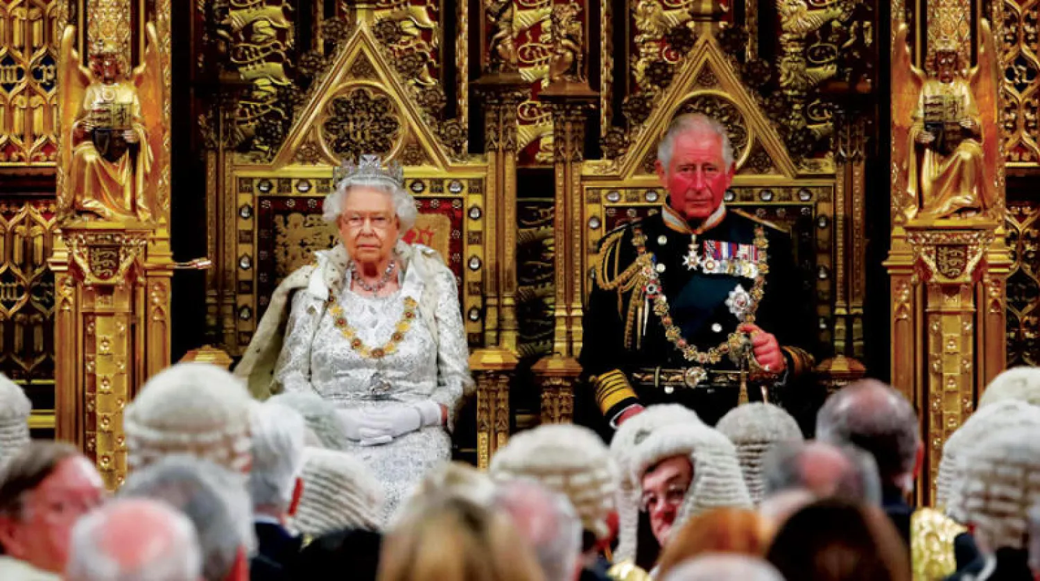 الملكة الراحلة إليزابيث الثانية وابنها الأمير تشارلز في إحدى المناسبات داخل كنيسة ويستمنستر (أ.ف.ب)