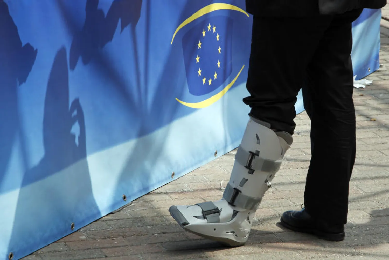 قدم وزير المالية النمساوي ماغنوس برويل في دعامة في أثناء وصوله لحضور اجتماع وزراء المالية الأوروبيين في بروكسل (رويترز)