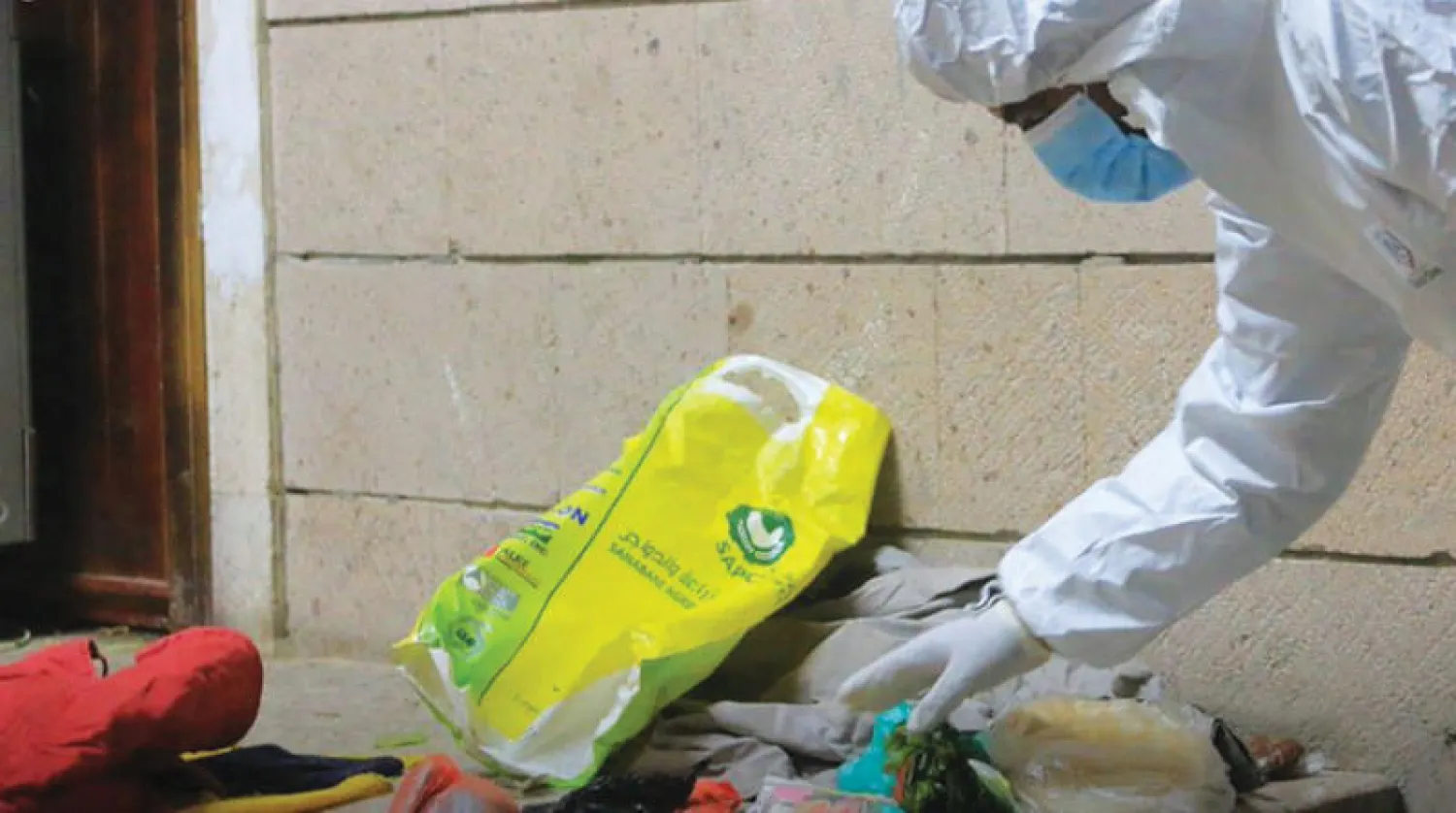 عامل إنقاذ في موقع تدافع فيه حشد من اليمنيين في صنعاء قبيل عيد الفطر ما أدى إلى وفاة أكثر من 85 شخصاً (أ.ف.ب)