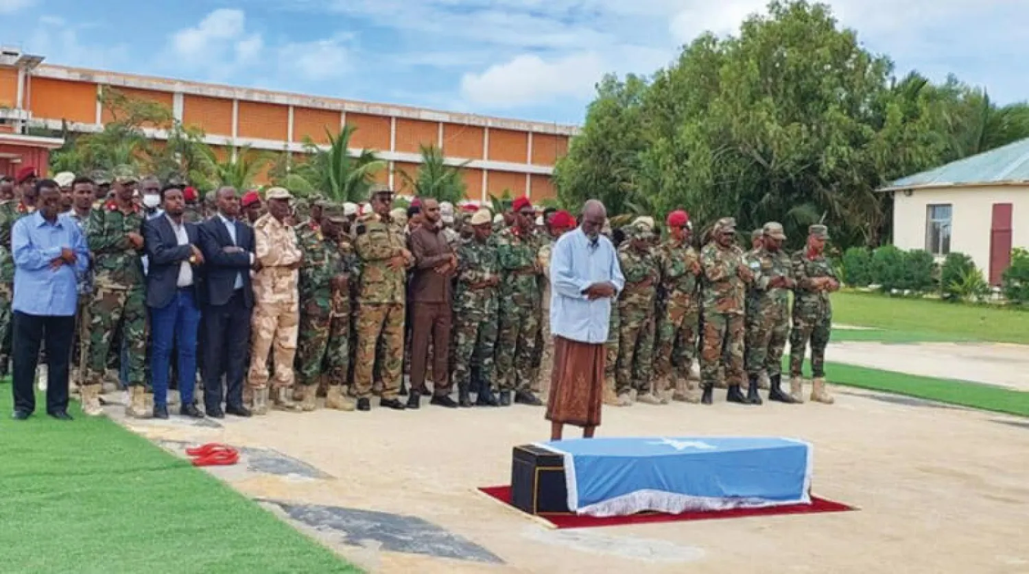 صلاة الجنازة التي أقيمت بمقر وزارة الدفاع الصومالية (وكالة الأنباء الرسمية)