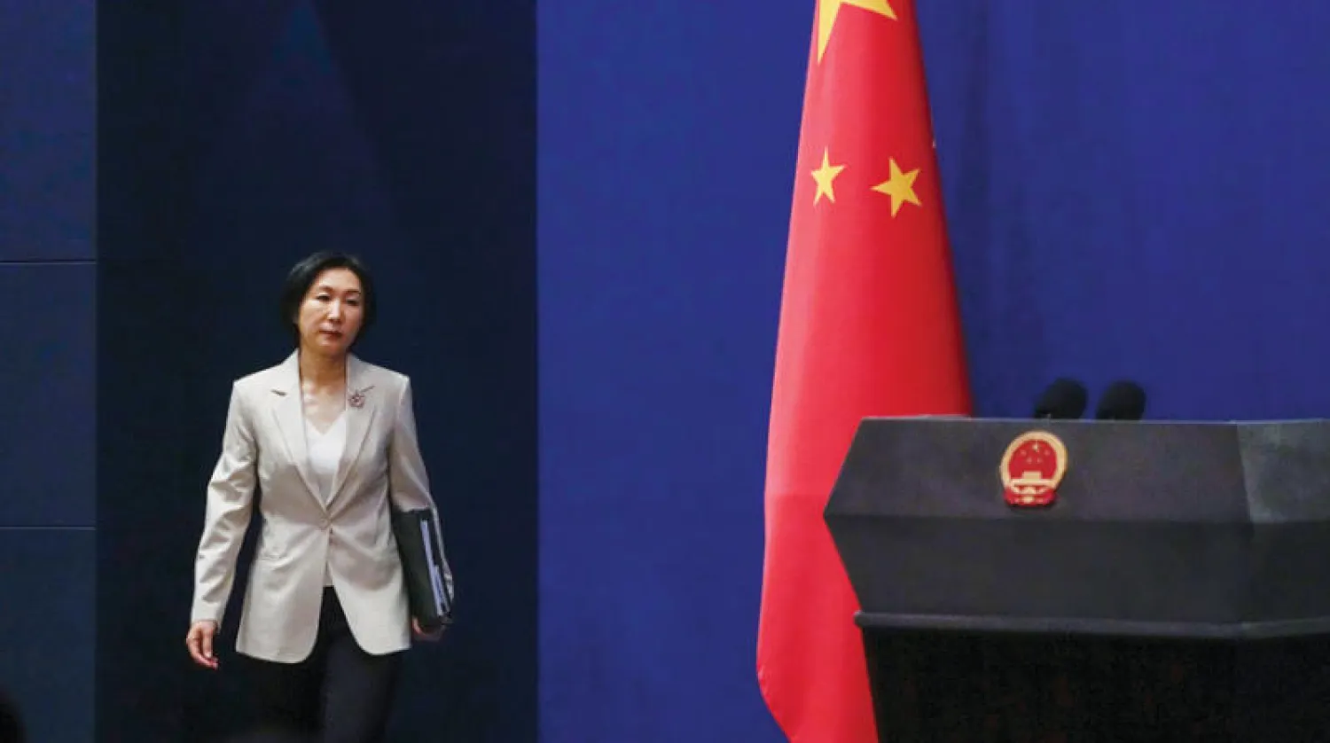 الناطقة باسم الخارجية الصينية ماو نينغ لدى وصولها إلى المؤتمر الصحافي أمس (أ.ب)