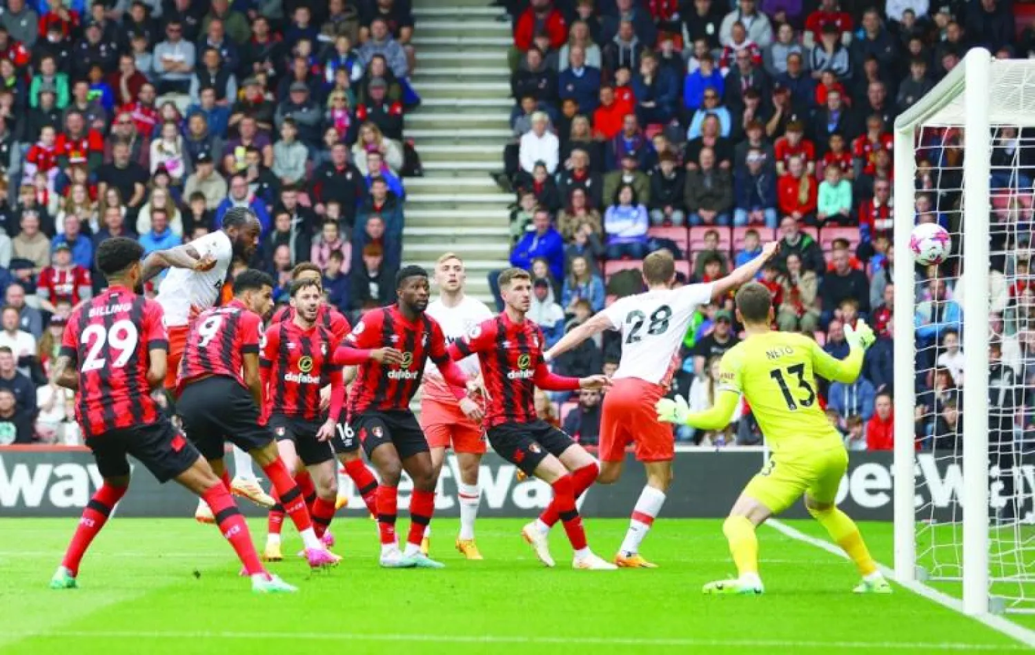 أنطونيو مهاجم وستهام يفتتح رباعية فريقه في شباك بورنموث (رويترز)