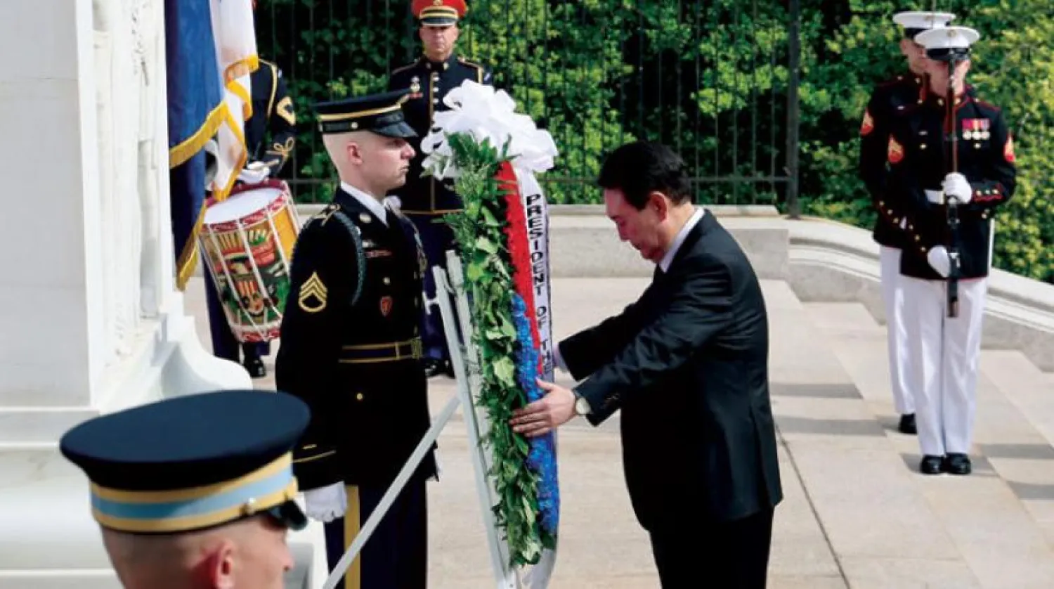 Güney Kore Devlet Başkanı Yoon Sok Yul dün Washington yakınlarındaki Arlington Ulusal Mezarlığı'ndaki adı bilinmeyen bir askerin mezarına çelenk koydu (EPA)
 