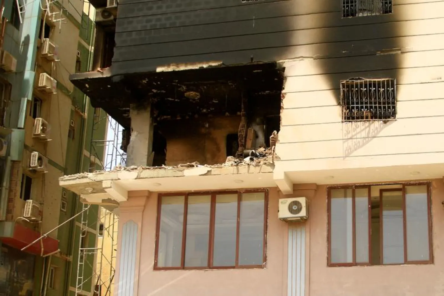 جانب من الدمار جراء الاشتباكات في الخرطوم (أ.ف.ب)