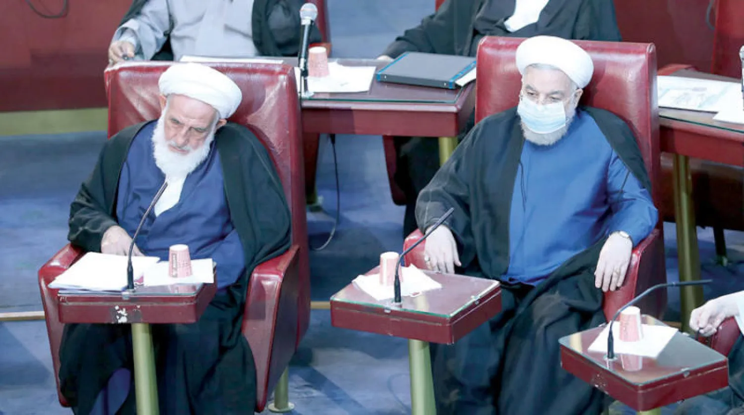 سليماني يجلس بجوار الرئيس الإيراني السابق حسن روحاني في جلسة لـ«مجلس خبراء القيادة» (جماران)