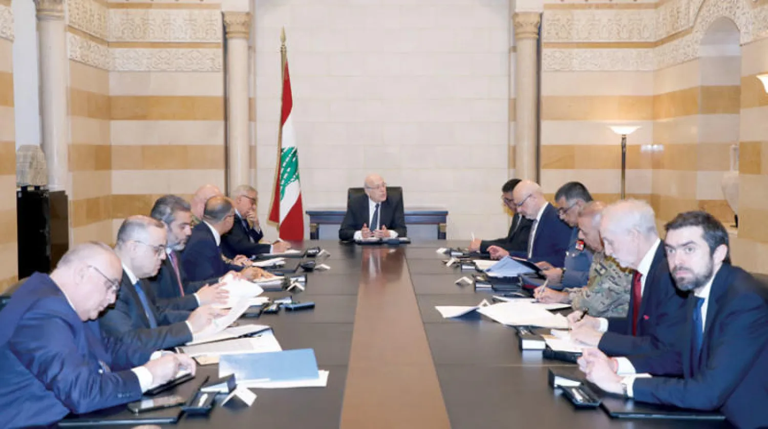 الرئيس نجيب ميقاتي مترئساً أمس الاجتماع الوزاري - الأمني الذي اتخذ إجراءات لمعالجة وضع النازحين السوريين (دالاتي ونهرا)