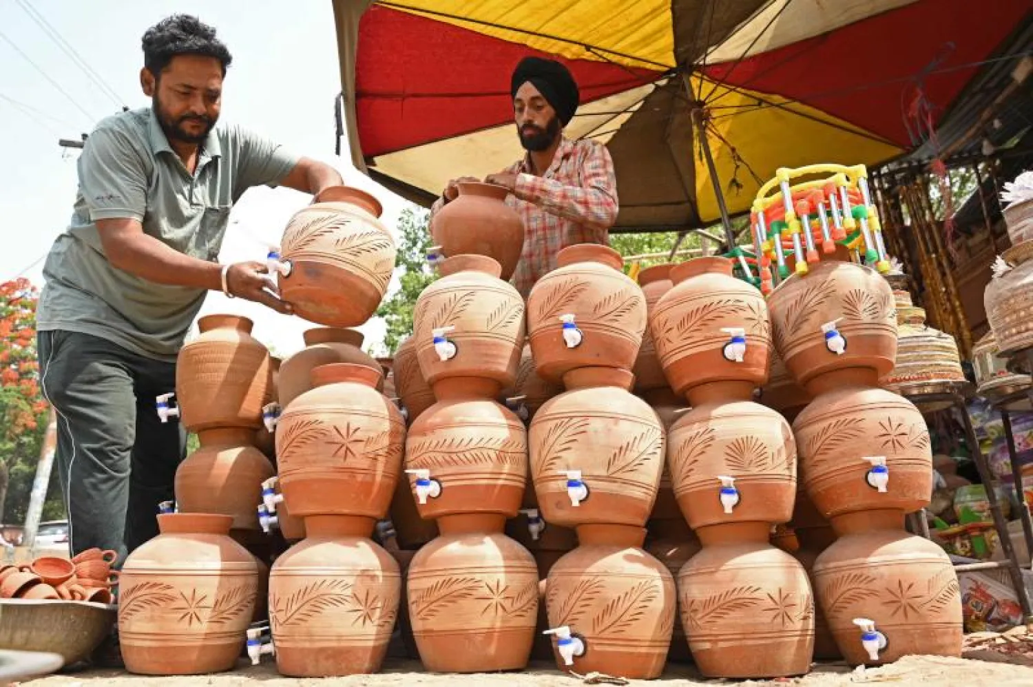 بائعو الأواني الفخارية للبيع على جانب الطريق في أمريتسار (أ.ف.ب)